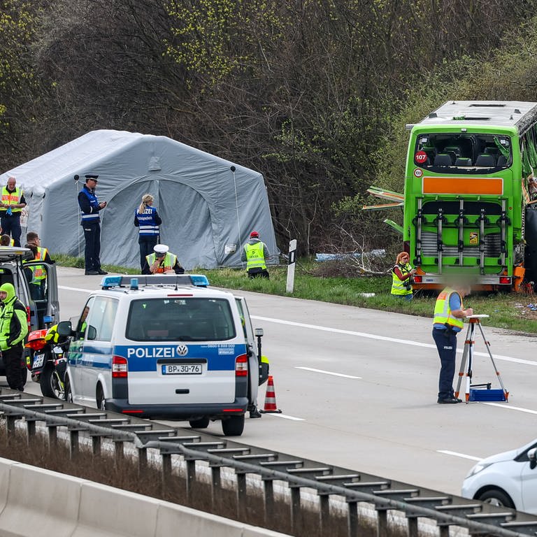 Der verunglückte Bus ist an der Unfallstelle auf der A9 zu sehen. Bei dem Unfall mit einem Reisebus auf der A9 nahe Leipzig sind vier Menschen ums Leben gekommen. 