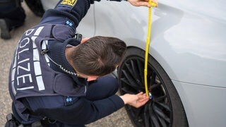 Verkehrskontrolle am sogenannten Car-Freitag herausgezogen wurde. Traditionell trifft sich die Szene der Autotuner und Autoposer am Karfreitag bundesweit an belebten Stellen. Hier in: Schwäbisch Gmünd Baden-Württemberg