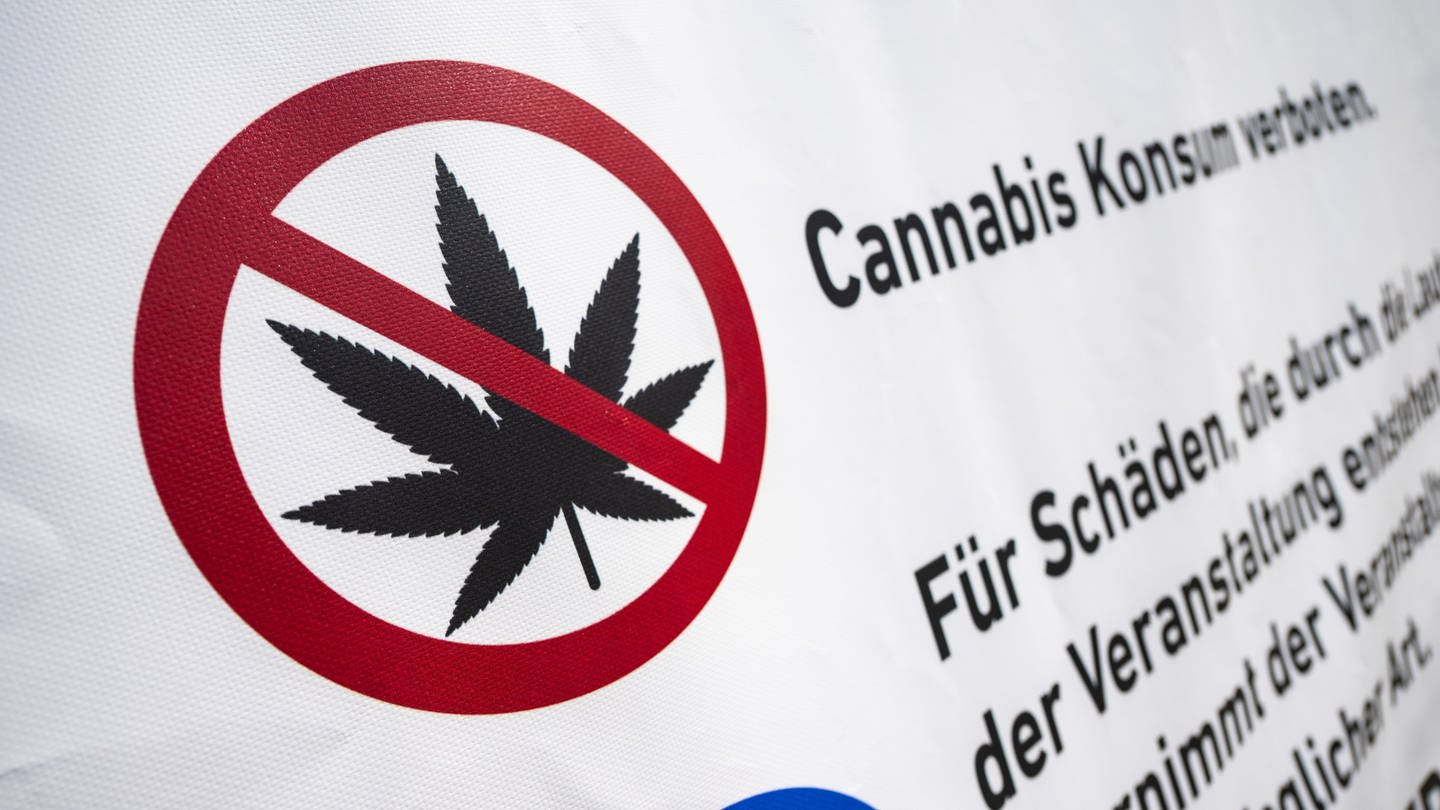 SYMBOLBILD: Cannabis wird an Bahnhöfen verboten. Die Deutsche Bahn will das Verbot in die Hausordnung reinschrieben, Kiffen ist auch im Raucherbereich nicht erlaubt.