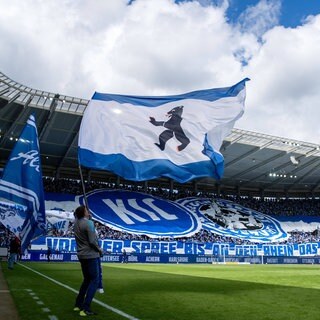 Fanfreundschaft zwischen KSC und Hertha wird mit gemeinsamer Choreografie gefeiert.