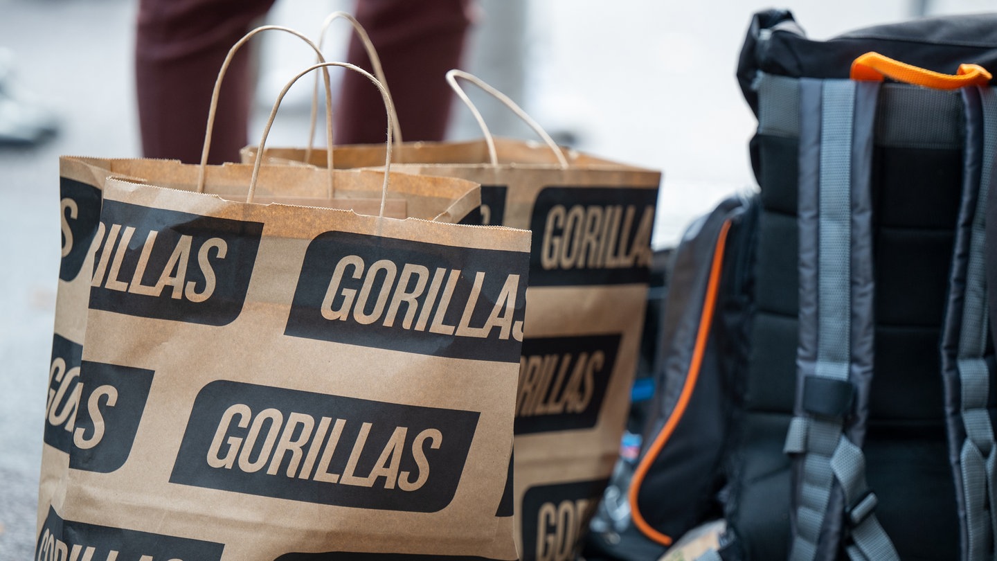 Papiertüten mit dem Logo des Express-Lieferdiensts Gorillas stehen bei einer Demonstration der Beschäftigten vor der Firmenzentrale.