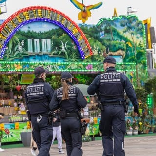 Die Polizei konnte auf dem Suttgarter Frühlingsfest einen Mann mit einer Mahachete festnehmen. (Foto: IMAGO, IMAGO / Arnulf Hettrich)