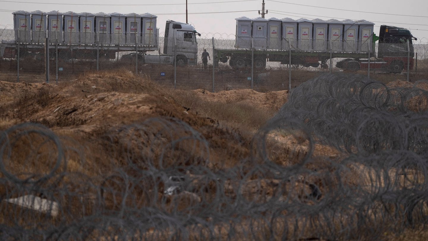 Lastwagen mit humanitären Hilfsgütern für den Gazastreifen warten auf der ägyptischen Seite am Grenzübergang Kerem Schalom.