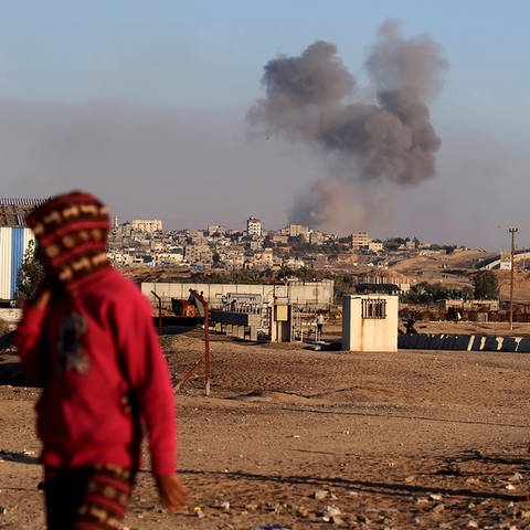 Nach einem israelischen Luftangriff auf Gebäude in der Nähe der Trennmauer zwischen Ägypten und Rafah im südlichen Gazastreifen steigt Rauch auf.