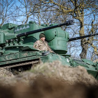 Ein Gepard Flugabwehrkanonenpanzer in seiner Stellung östlich von Odessa. Die EU will die Ukraine mit russischen Milliarden unterstützen.