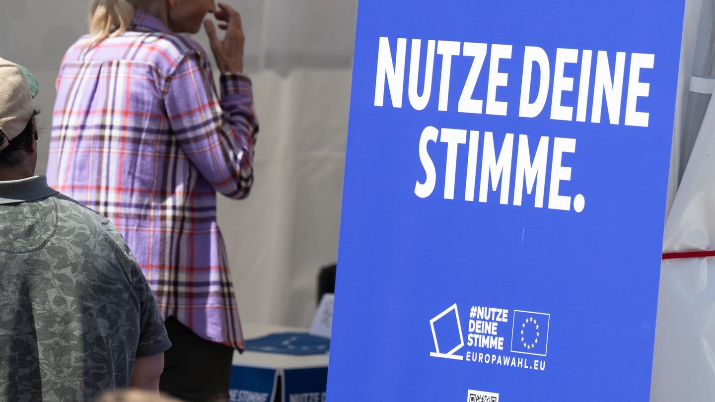 «Nutze Deine Stimme» steht auf einem Plakat auf dem Europafest in Frankfurt am Main. Die Wahl zum Europäischen Parlament findet vom 6. bis zum 9. Juni 2024 statt.
