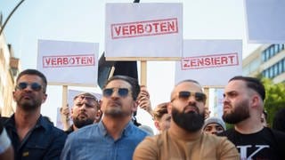 Demonstranten halten Schilder mit den Aufdrucken «Verboten» und «Zensiert» auf einer Kundgebung des islamistischen Netzwerks Muslim Interaktiv im Hamburger Stadtteil St. Georg in die Höhe.