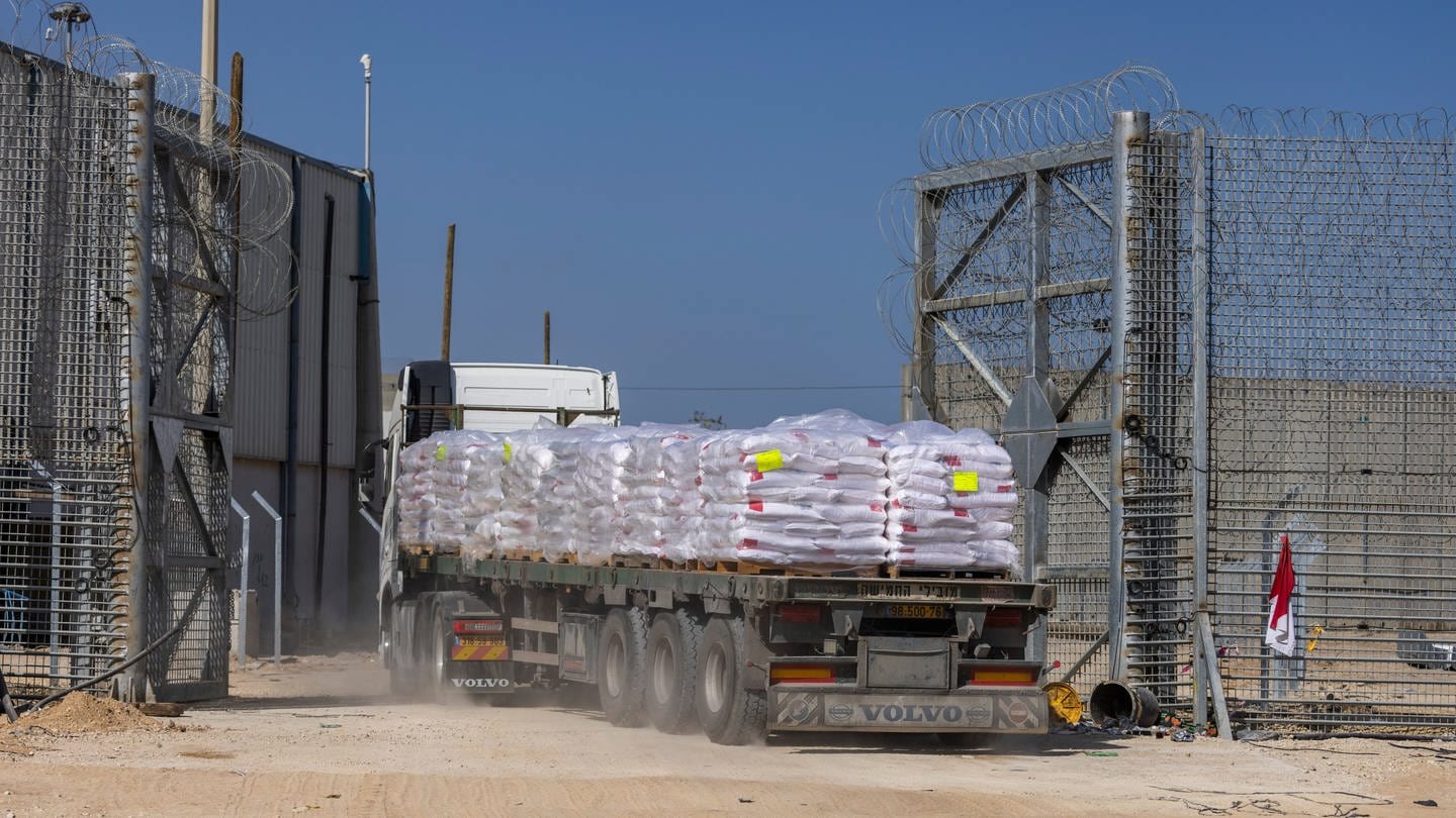 Am Grenzübergang Erez sind Lastwagen zu sehen, die humanitäre Hilfe in den Gazastreifen bringen.