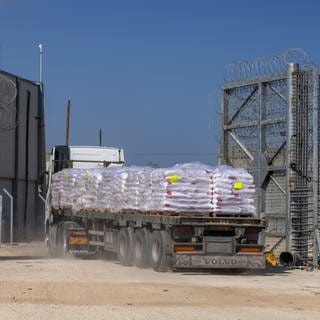 Am Grenzübergang Erez sind Lastwagen zu sehen, die humanitäre Hilfe in den Gazastreifen bringen.