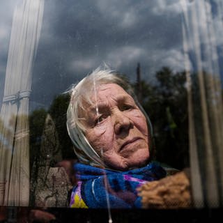Die 85-Jährige Liudmila blickt durch das Fenster eines Busses, nachdem sie aus Wowtschansk evakuiert wurde.