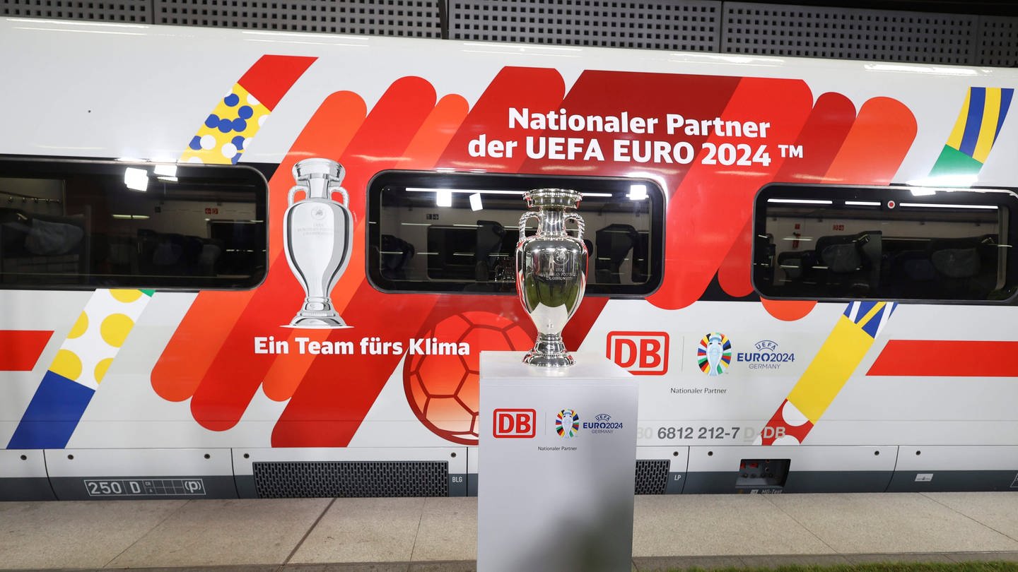 Bei der Bekanntgabe der Partnerschaft zwischen Deutscher Bahn (DB) und der UEFA zur Europameisterschaft 2024 wird der originale EM-Pokal und ein entsprechend gestalteter ICE vorgestellt.