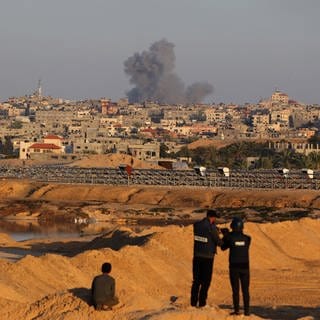 Rauch steigt aus Rafah auf.