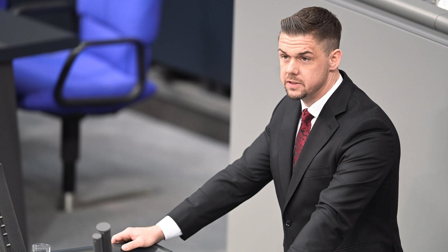 Hannes Gnauck, AfD-Politiker, spricht bei einer Plenardebatte zum Nationalen Veteranentag im Bundestag.