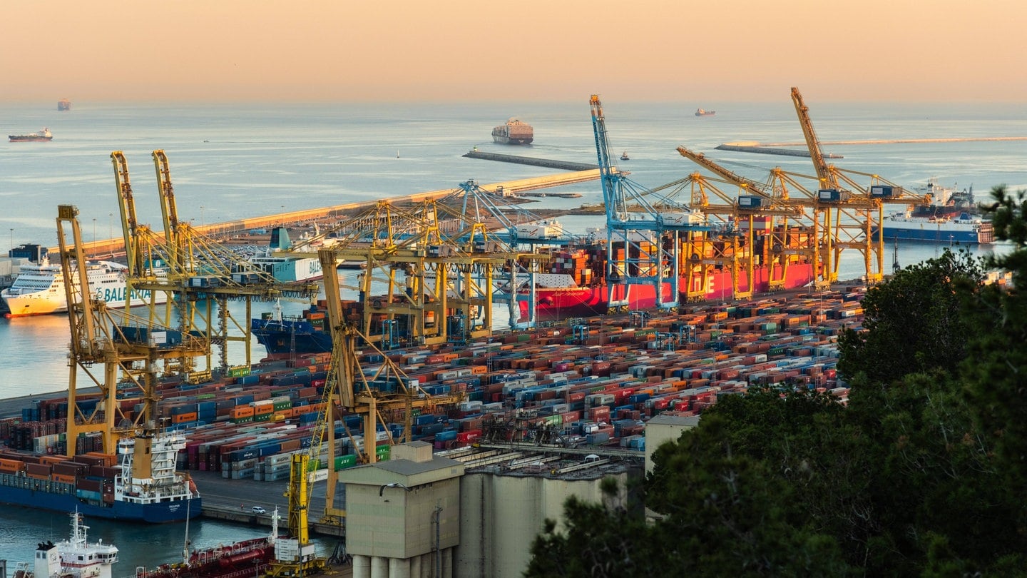 Containerhafen in Barcelona: Spanien verbietet Schiffen mit Waffen für Israel anzulegen.