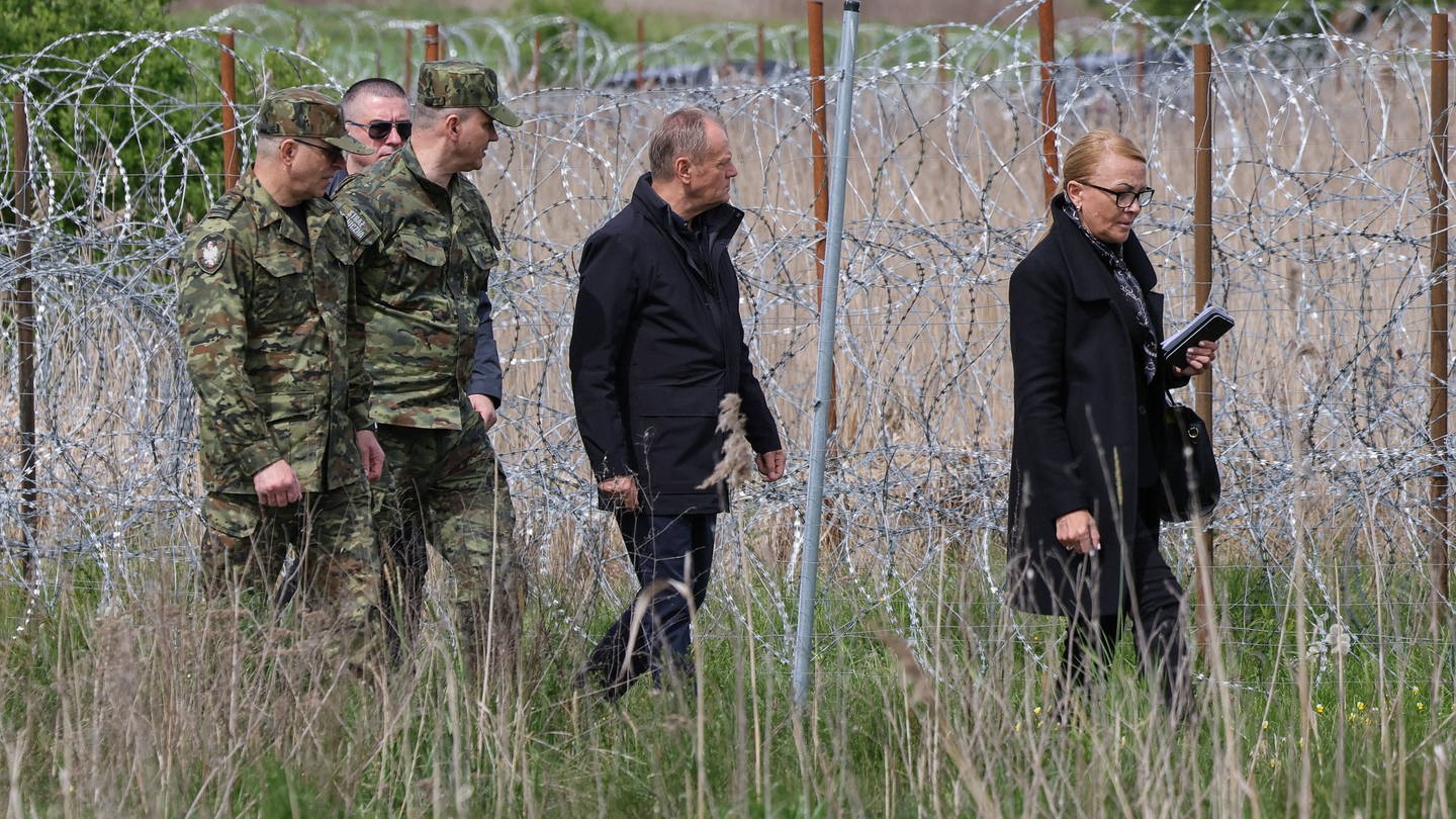 Das hat der Ministerpräsident Tusk bekanntgegeben. Was es mit diesem teuren Zaun auf sich hat, erfährst du hier.