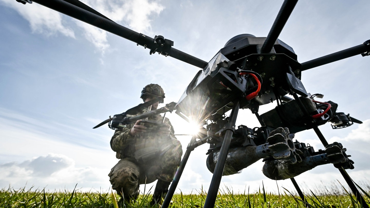 SYMBOLBILD Ukraine-Krieg: Ein Soldat startet eine Drohne, ein ukrainisches unbemanntes Kampfflugzeug (UCAV), das eine Nutzlast von bis zu 15 kg hat und mit einer Wärmebildkamera ausgestattet ist.