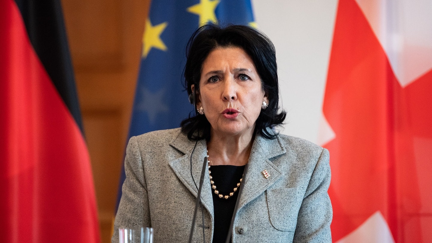 Salome Surabischwili, Präsidentin von Georgien, bei einer Pressekonferenz mit Bundespräsident Steinmeier.