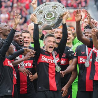 1. Bundesliga - Bayer 04 Leverkusen - FC Augsburg am 18.05.2024 in der BayArena in Leverkusen Siegerehrung - Bayer Leverkusen ist Deutscher Fussballmeister und jubelt über die Meisterschaft, Florian Wirtz (Leverkusen 10) hält die Schale hoch.