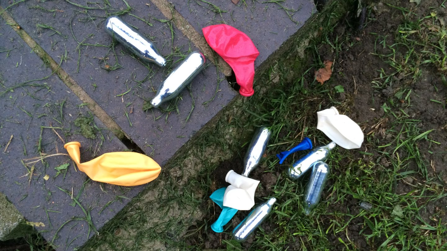 SYMBOLBILD: Lachgas-Kartuschen und Luftballons liegen in einem Park im Londoner Stadtteil Shoreditch.