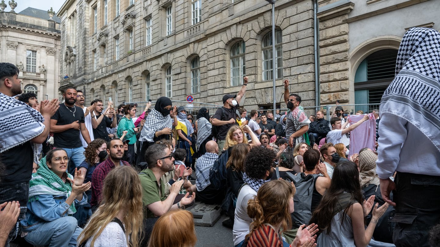 Pro-Palästinensische Demonstranten sitzen und stehen vor dem Institut für Sozialwissenschaften der Humboldt-Universität. Aktivisten haben zur Unterstützung der Palästinenser und aus Protest gegen Israel Räume der Berliner Humboldt-Universität besetzt.