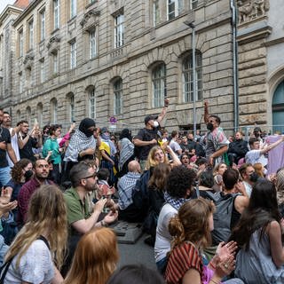 Pro-Palästinensische Demonstranten sitzen und stehen vor dem Institut für Sozialwissenschaften der Humboldt-Universität. Aktivisten haben zur Unterstützung der Palästinenser und aus Protest gegen Israel Räume der Berliner Humboldt-Universität besetzt.