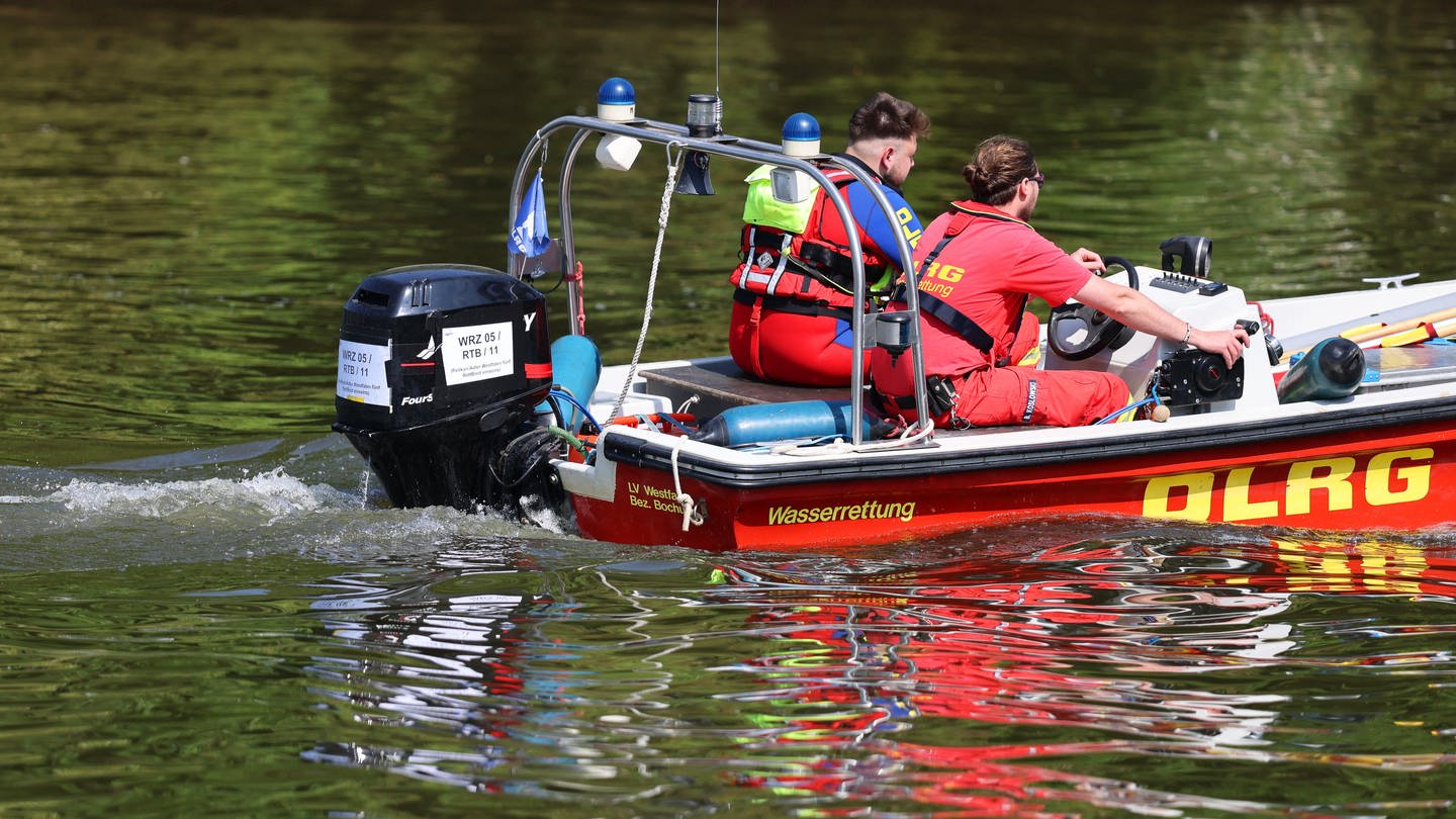 Ein Motorboot der DLRG fährt über einen Fluss bei der Katastrophenschutzübung 2024 DLRG NRW.