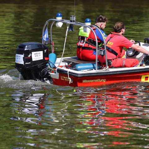 Ein Motorboot der DLRG fährt über einen Fluss bei der Katastrophenschutzübung 2024 DLRG NRW. 