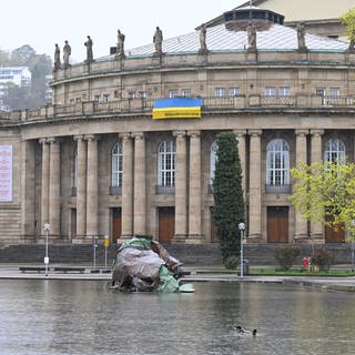 Das durch einen Sturm zerstörte Dach der Stuttgarter Oper ist im Eckensee vor der Oper als Mahnmal gegen den Klimawandel aufgestellt. Auch wegen der EM soll es nun entfernt werden.