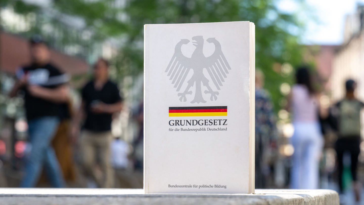 Ein Grundgesetz steht in einer Fußgängerzone - Was steht für Kinder und Jugendliche im Grundgesetz?