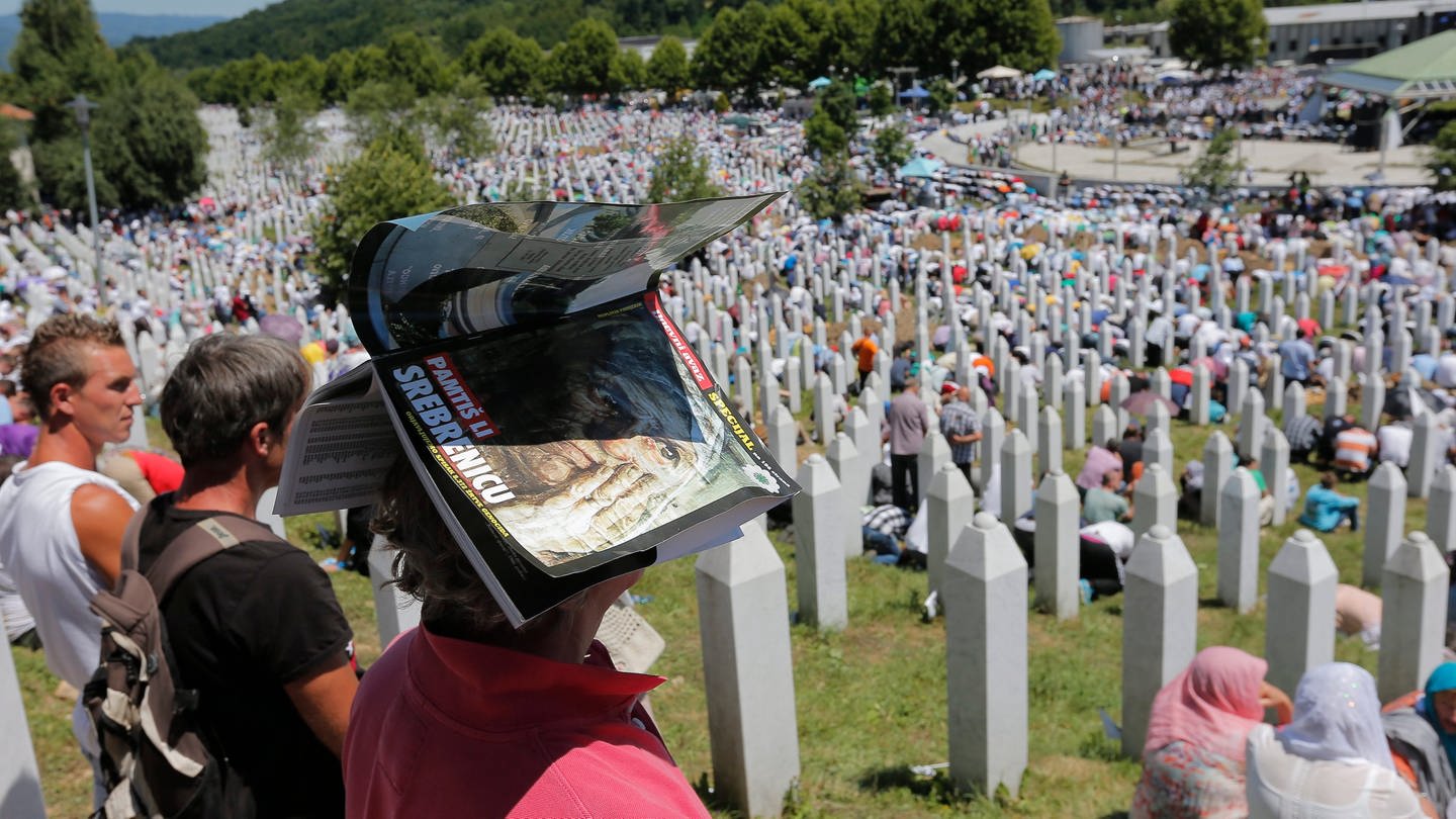 Tausende Menschen vor der Gedenkstätte in Srebrenica.