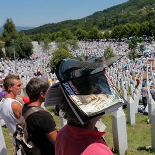 Tausende Menschen vor der Gedenkstätte in Srebrenica.