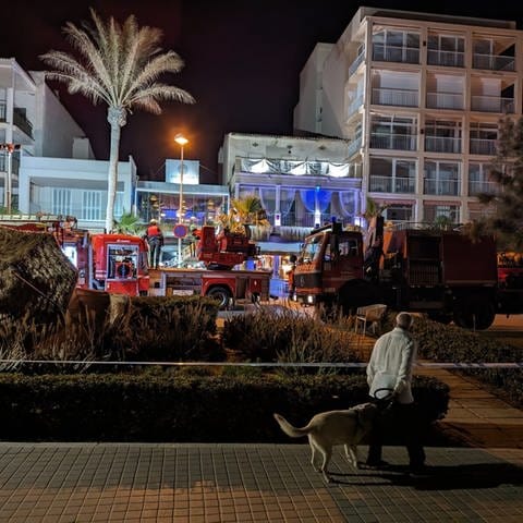 Rettungsdienste sind nach dem Einsturz eines Gebäudes am Strand von Palma im Einsatz.
