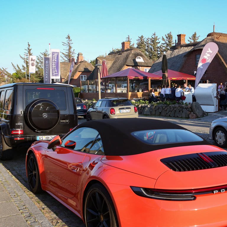 Luxus-Autos stehen vor dem Nachtclub "Pony" auf der Nordseeinsel Sylt.