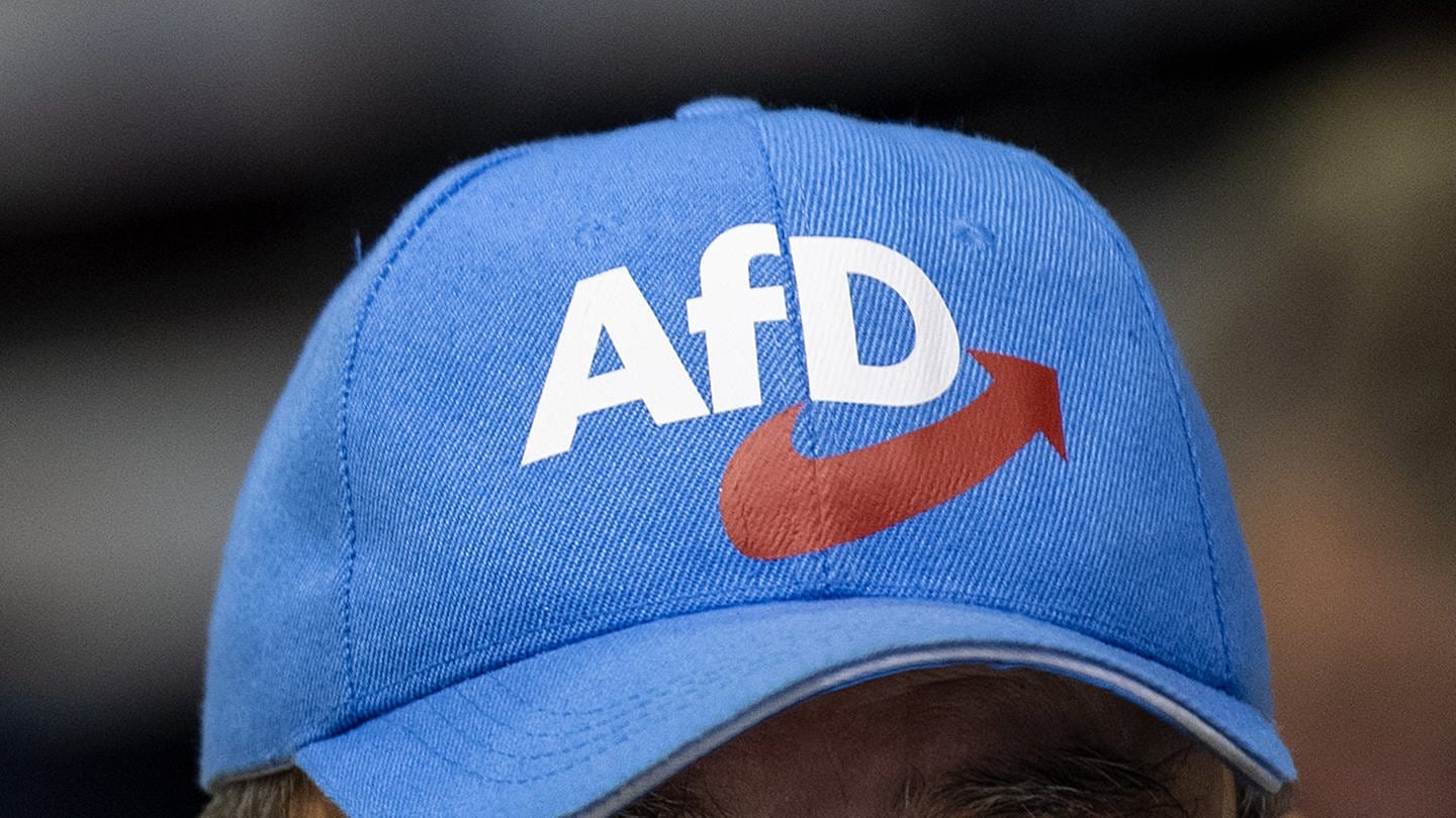 Ein Teilnehmer der Europawahlversammlung der Alternative für Deutschland mit einer AfD-Kappe.