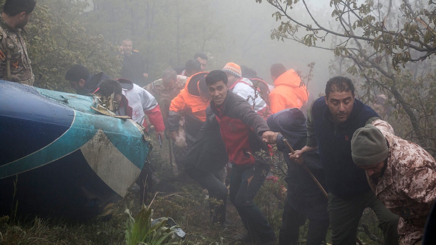 Auf diesem von der Nachrichtenagentur Moj zur Verfügung gestellten Foto arbeiten Mitglieder eines Rettungsteams an der Absturzstelle des Hubschraubers der iranischen Präsidenten Ebrahim Raisi an Bord hatte.