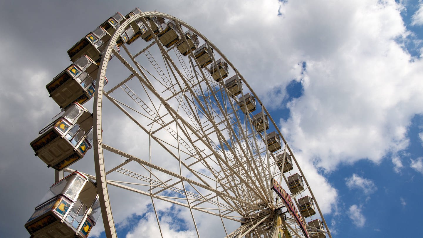 SYMBOLBILD: Ein Riesenrad steht auf dem Maimarkt.