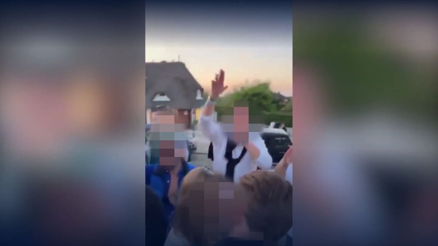 Schreenshot des Videos auf Sylt, bei dem rassistische Parolen gesungen wurden.