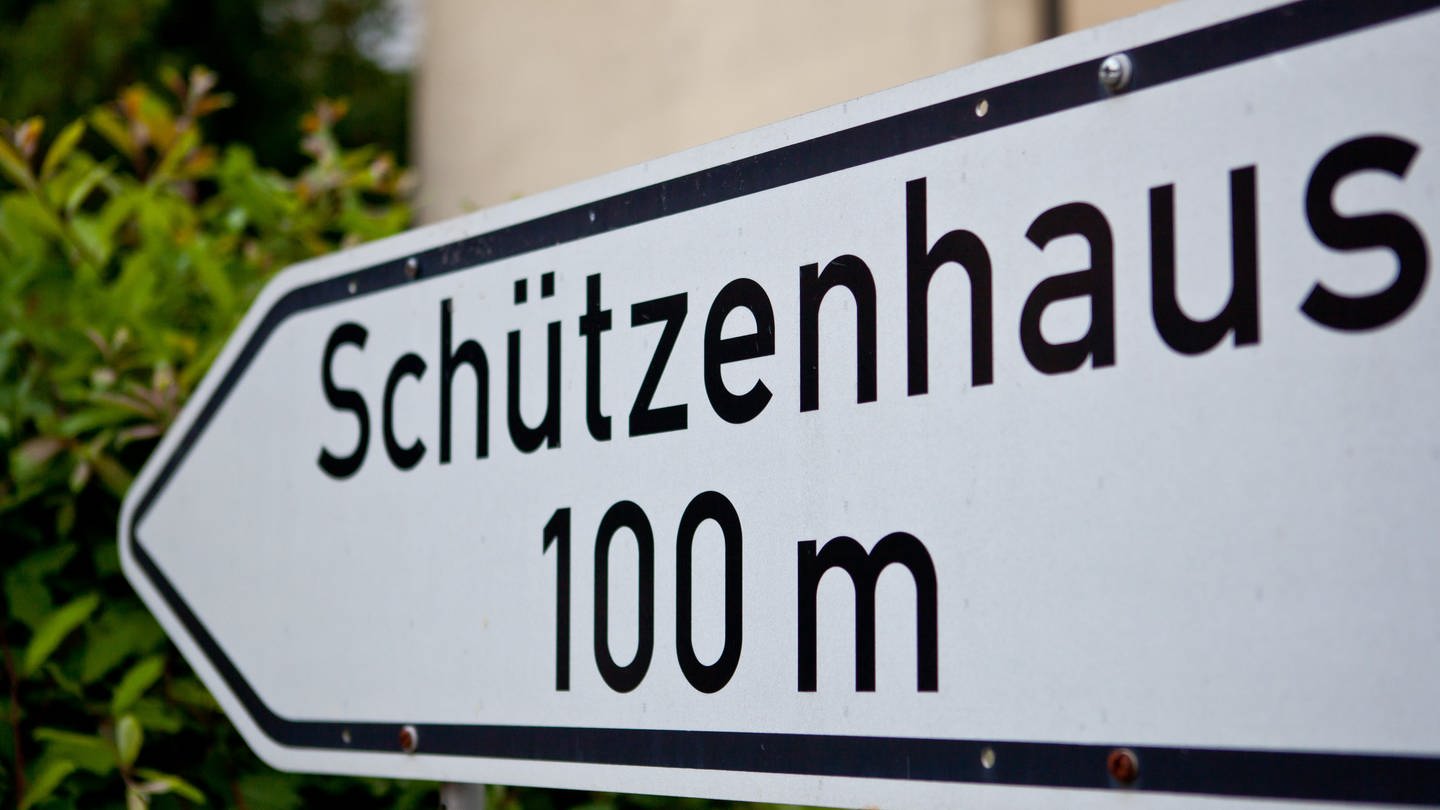 Ein Schild weist den Weg zum Schützenhaus. (zu dpa: «Rassistische Gesänge auch auf Schützenfest bei Vechta - Ermittlungen»)