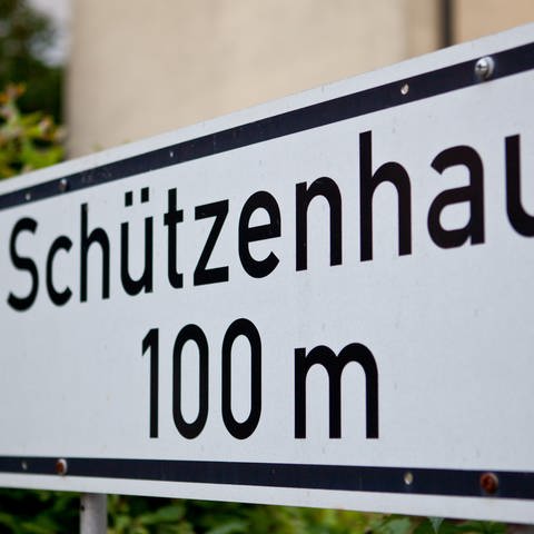 Ein Schild weist den Weg zum Schützenhaus. (zu dpa: «Rassistische Gesänge auch auf Schützenfest bei Vechta - Ermittlungen»)