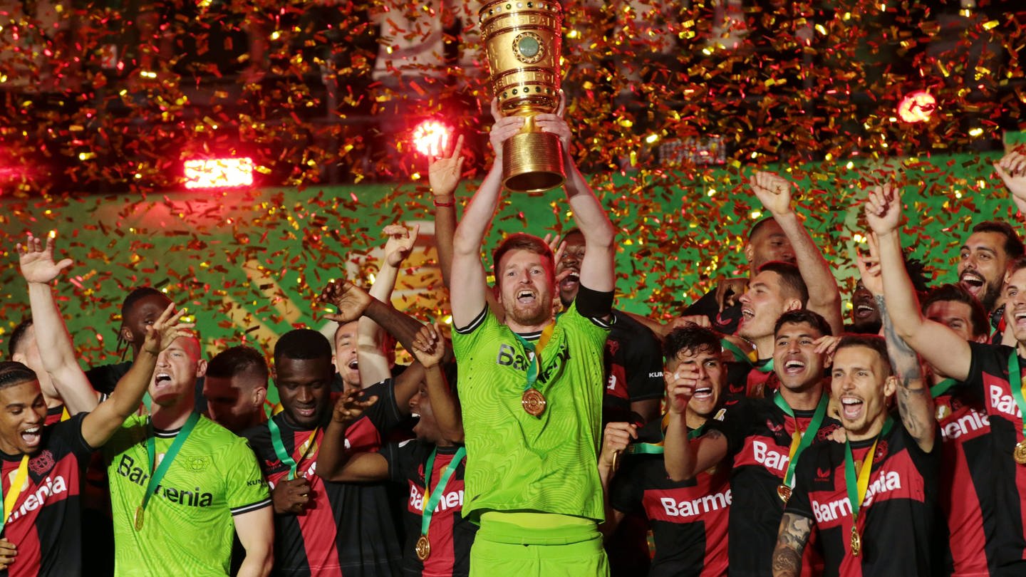 Pokalsieger Bayer Leverkusen Torwart Lukas Hradecky mit Pokal