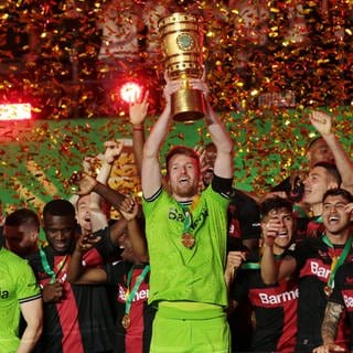 Pokalsieger Bayer Leverkusen Torwart Lukas Hradecky mit Pokal