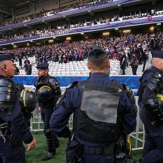 Fußball: Pokal Frankreich, Olympique Lyon - Paris Saint-Germain, Finale, Pierre-Mauroy-Stadion. Französische Bereitschaftspolizisten stehen am Spielfeldrand vor dem französischen Pokalendspiel zwischen Lyon und PSG im Pierre-Mauroy-Stadion in Villeneuve d'Ascq, Nordfrankreich.