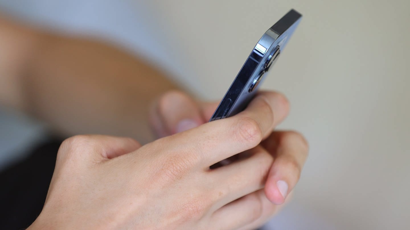 Jugendlicher hält ein Smartphone in den Händen - BW-Grünen-Fraktionschef Andreas Schwarz hat den Einsatz von KI für schüler als Nachhilfe-Tool gefordert.