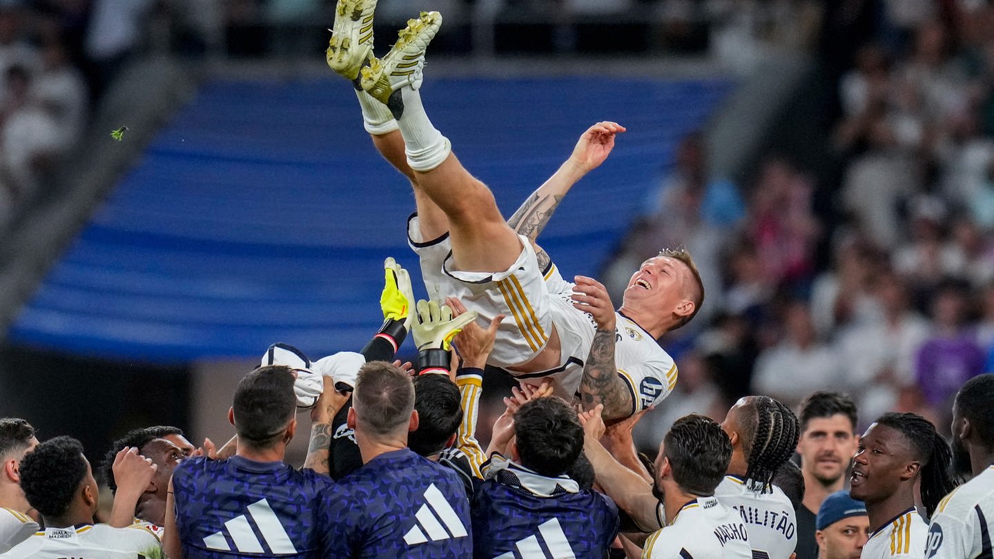 Toni Kroos von Real Madrid wird von seinen Mannschaftskameraden während des spanischen La-Liga-Fußballspiels zwischen Real Madrid und Betis im Santiago-Bernabeu-Stadion in Madrid, Spanien, hochgehoben.