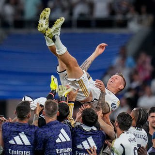 Toni Kroos von Real Madrid wird von seinen Mannschaftskameraden während des spanischen La-Liga-Fußballspiels zwischen Real Madrid und Betis im Santiago-Bernabeu-Stadion in Madrid, Spanien, hochgehoben. 