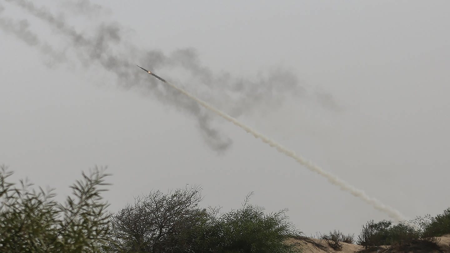 ARCHIV - Eine Rakete wird während einer gemeinsamen Militärübung namens «Hard Corner 4» in der Ausbildungseinrichtung der Izz al-Din al-Qassam-Brigaden abgefeuert, um den Jahrestag des israelischen Rückzugs aus dem Gazastreifen 2005 zu feiern.