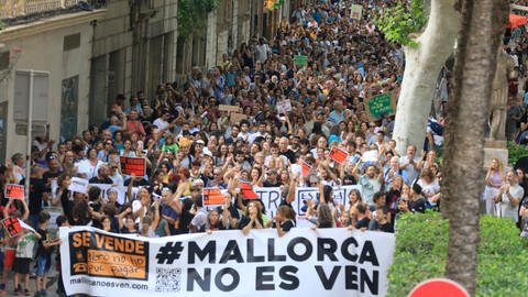 Einheimische bei einer Demonstration gegen den Massentourismus. Tausende haben auf Mallorca gegen Massentourismus protestiert. Unter dem Motto «Sagen wir basta!» versammelten sich die Menschen am Samstagabend im Zentrum der Inselhauptstadt Palma.