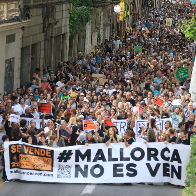 Einheimische bei einer Demonstration gegen den Massentourismus. Tausende haben auf Mallorca gegen Massentourismus protestiert. Unter dem Motto «Sagen wir basta!» versammelten sich die Menschen am Samstagabend im Zentrum der Inselhauptstadt Palma.
