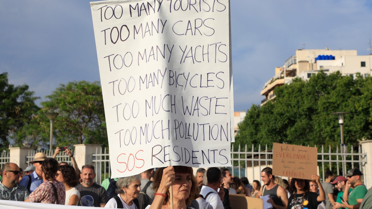 Einheimische bei einer Demonstration gegen den Massentourismus. Tausende haben auf Mallorca gegen Massentourismus protestiert. Unter dem Motto «Sagen wir basta!» versammelten sich die Menschen am Samstagabend im Zentrum der Inselhauptstadt Palma.