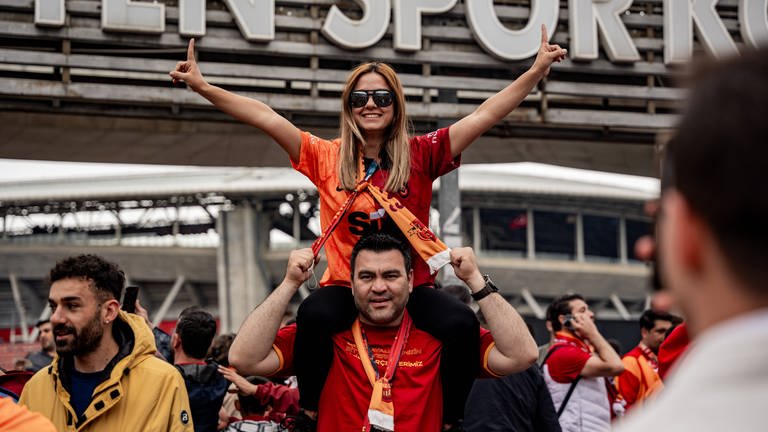 Galatasaray Fans jubeln vor einem Stadion